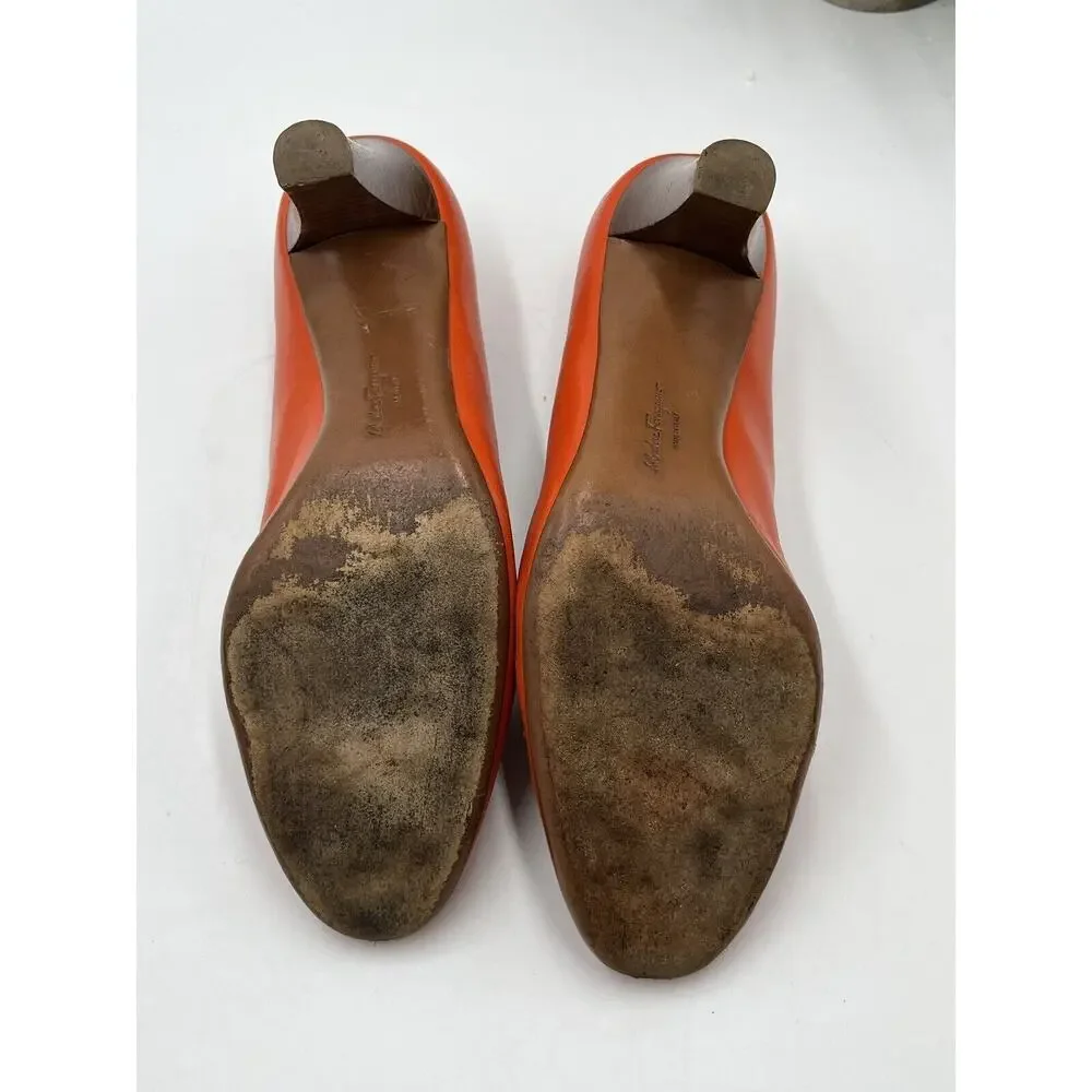 SALVATORE FERRAGAMO Orange Leather Gancini Pumps Button Metal Sz 7.5B/38‎